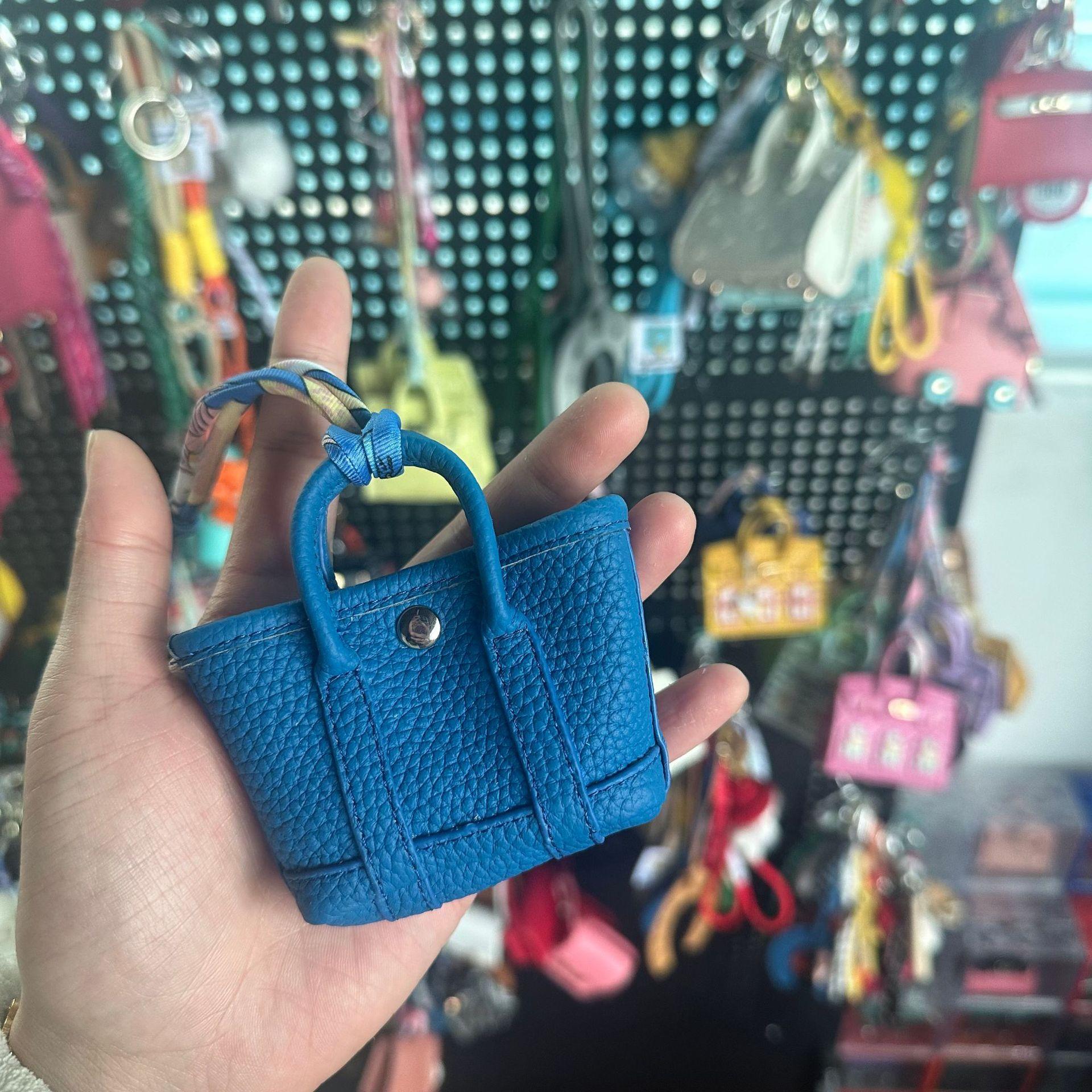 

New leather garden small bag 2025 trendy mini garden bag foreign gas bag pendant creative car pendant королівський синій колір