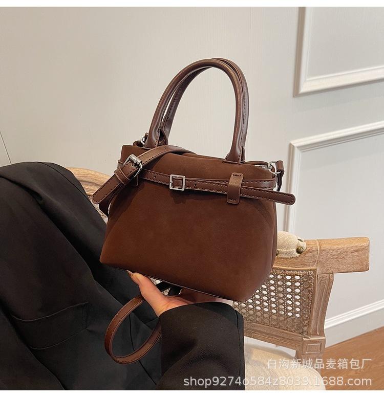 

Autumn and winter retro matte leather handbag women s 2025 new trendy commuter shoulder bag personalized ins casual armpit bag