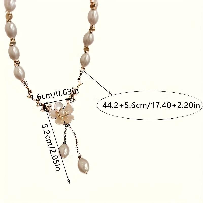 One Faux Pearl Flower Pendant Necklace for Women, an Elegant and Uniquely Designed, Subtly Luxurious Clavicle Chain, Suitable for Everyday Wear.