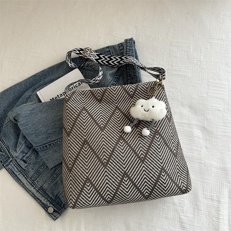 Chic Japanese Design Single Shoulder Bucket Bag With Unique Stitching Details кофейный