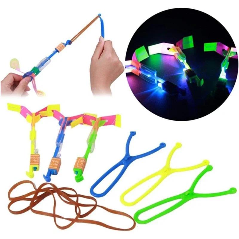 1/3/5/10pcs Incredibile Luce Giocattolo Freccia Razzo Elicottero Giocattolo Volante HA CONDOTTO LA Luce Giocattoli Divertimento Del Partito Regalo elastico Catapulta