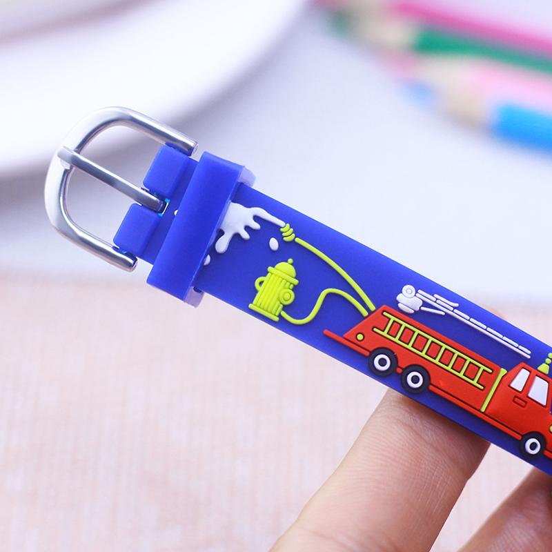 Kinder Jungen Neue Mode Cartoon Feuerwehrauto Quarzuhren Kleine Kinder Studenten Coole Feiertagsgeschenke Armbanduhren
