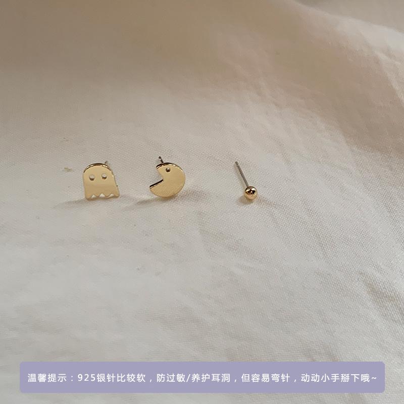 Japanese and Korean fun stud earrings female simple ins style cute small exquisite ear hole earrings high-end sense earrings tide