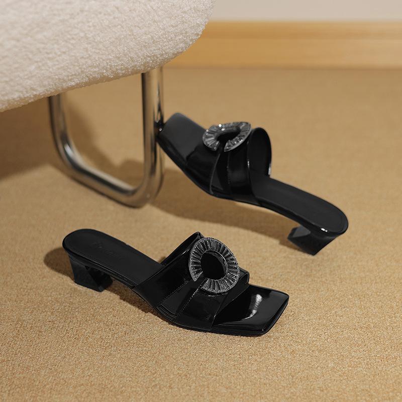 

Classic crystal diamond buckle leather slippers, white calfskin 4.5CM thick heel sandals are super easy to wear and versatile. 39 чёрный