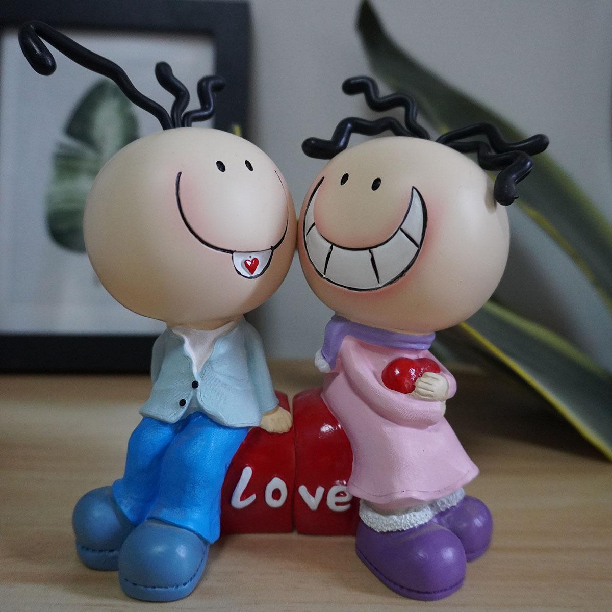 

Cartoon character couple doll sitting love statue ornament, suitable for wedding home counter car interior decoration