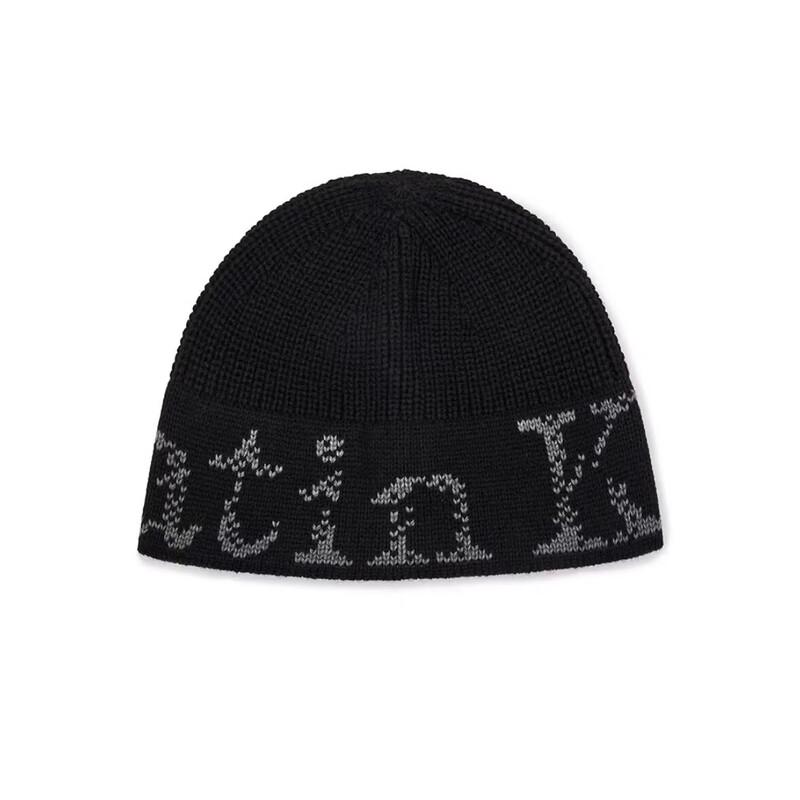 Теплая вязаная шапка-бини с буквой