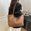 Retro high-end large-capacity bag tote bag, new simple commuter bag, fashionable single shoulder armpit bag.