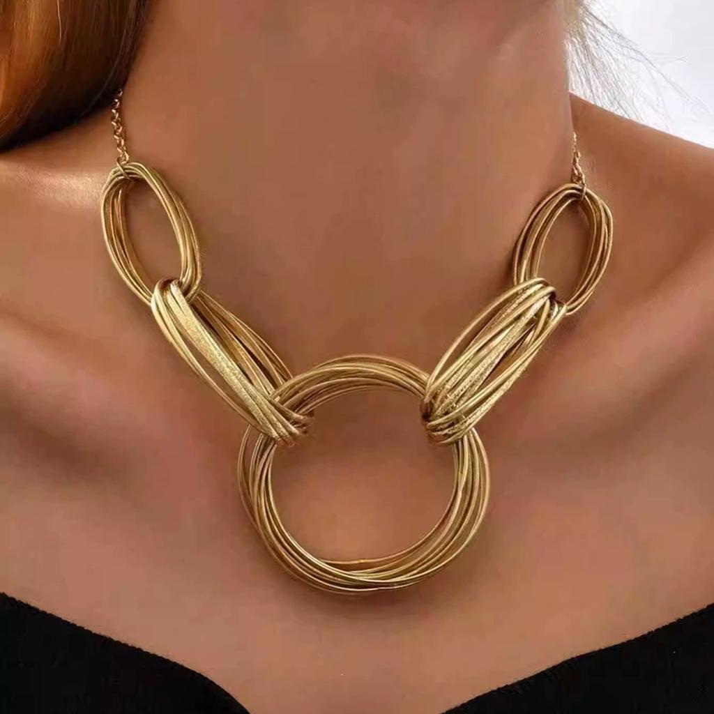 Zlatý přehnaný gotický vícevrstvý náhrdelník s kruhovým spojením, sváteční šperk na krk