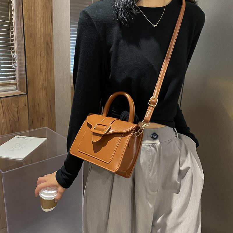 

Однотонная женская сумка через плечо на одно плечо