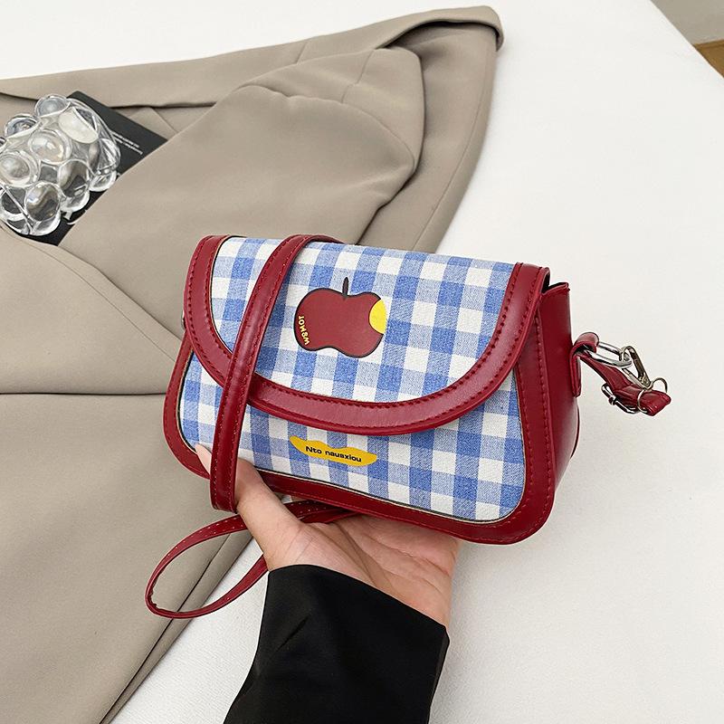 

Texture cartoon cute design sense hand carry small square bag women 2025 new fashion casual high sense messenger bag красный