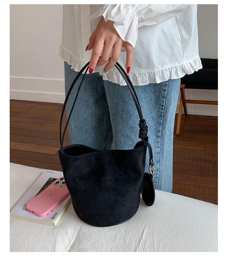 

2025 new large-capacity retro shoulder bag fashionable suede commuter women s bag simple Korean version underarm bucket bag чорний