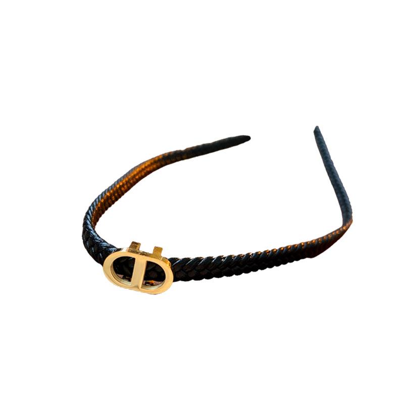 

Кожаный шейный платок из титановой стали с буквой D. Прохладный и индивидуальный креативный дизайн. Сетевой воротник-цепочка с красным приливом. Орнамент. чёрный