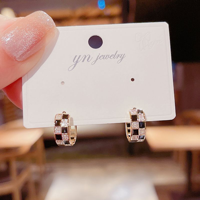 

Модные простые японские и корейские черные клетчатые круглые клипсы для ушей Black checkerboard ear buckle