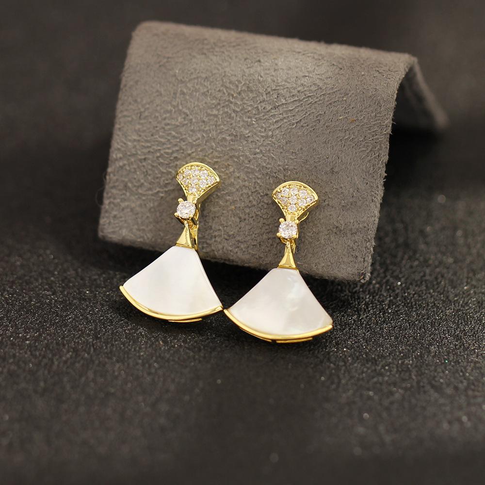 Classic European and American high-end versatile fan-shaped shell earrings gold-plated stone-inlaid temperament earrings without ear holes Ear clips w