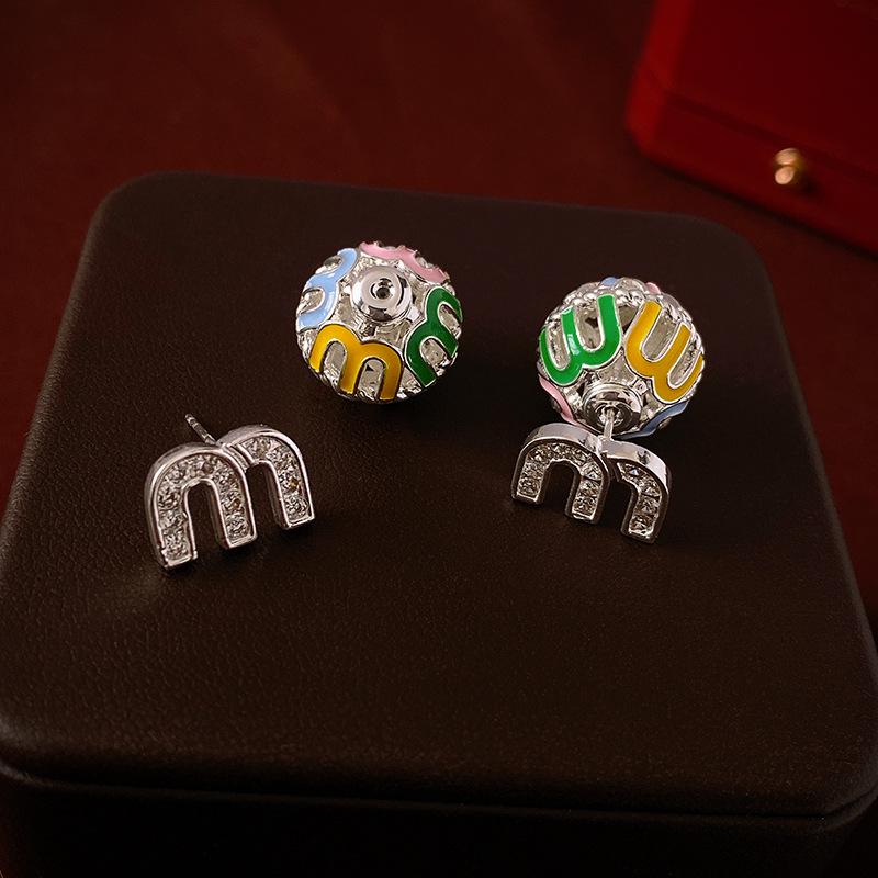 Cercei Stud cu Ac Argintiu cu Litera Zircon M - Lux Ușor, Stil Atemporal