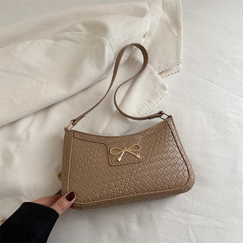 

Милая девчачья плетеная сумка-багет с бантом, новая коллекция весна 2025, простая модная сумка на плечо под мышкой хаки