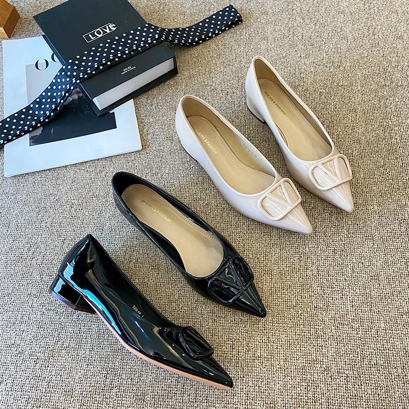 Y6618-1 Nude Lackleder Pendeln leichter Mund Prominenter mit Rock Temperament Einzelne Schuhe Metall Temperament Dicke Ferse Einzelne Schuhe Frauen