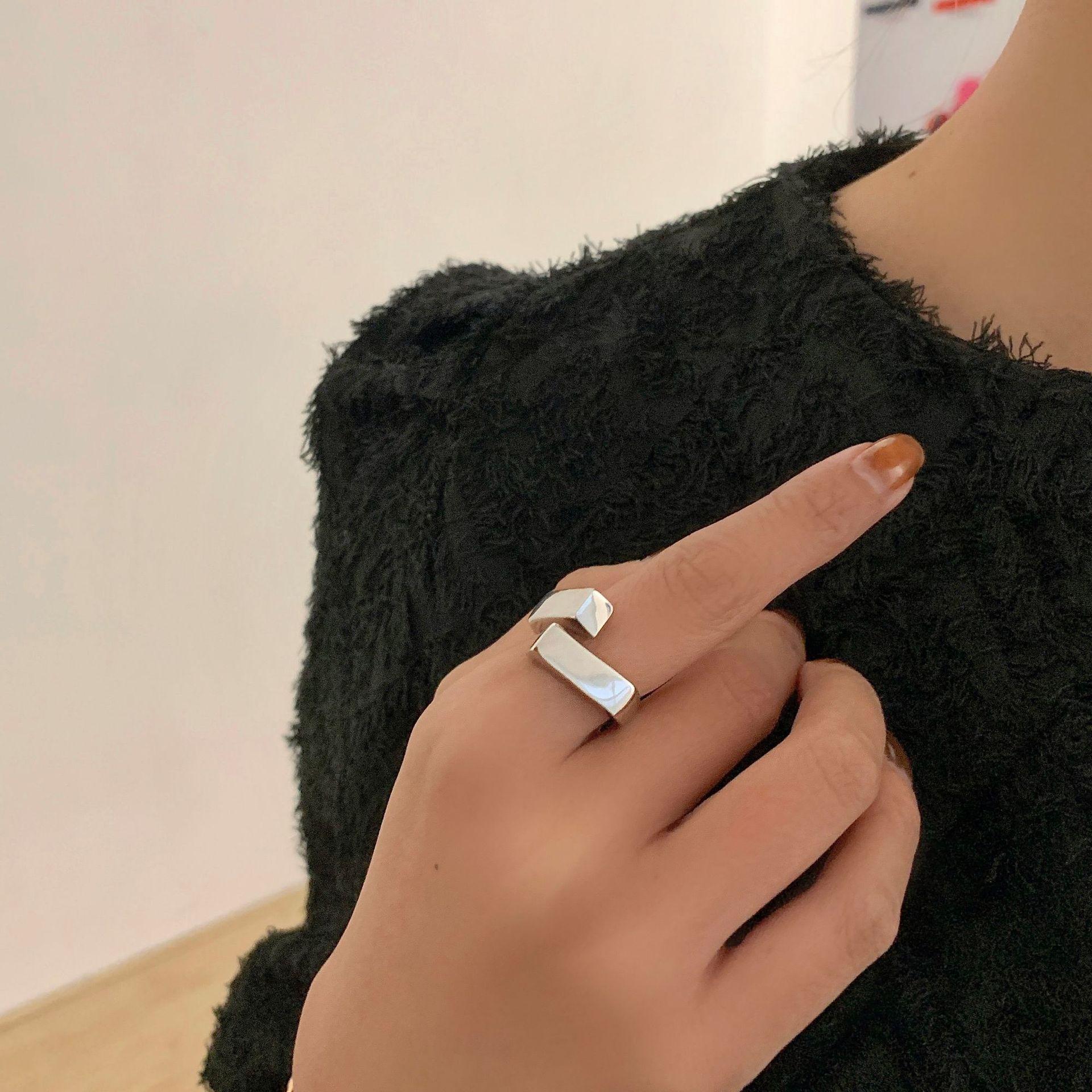 

Unique 925 Sterling Silver Minimalist Ring Featuring Chic Geometric Design For Women J1784