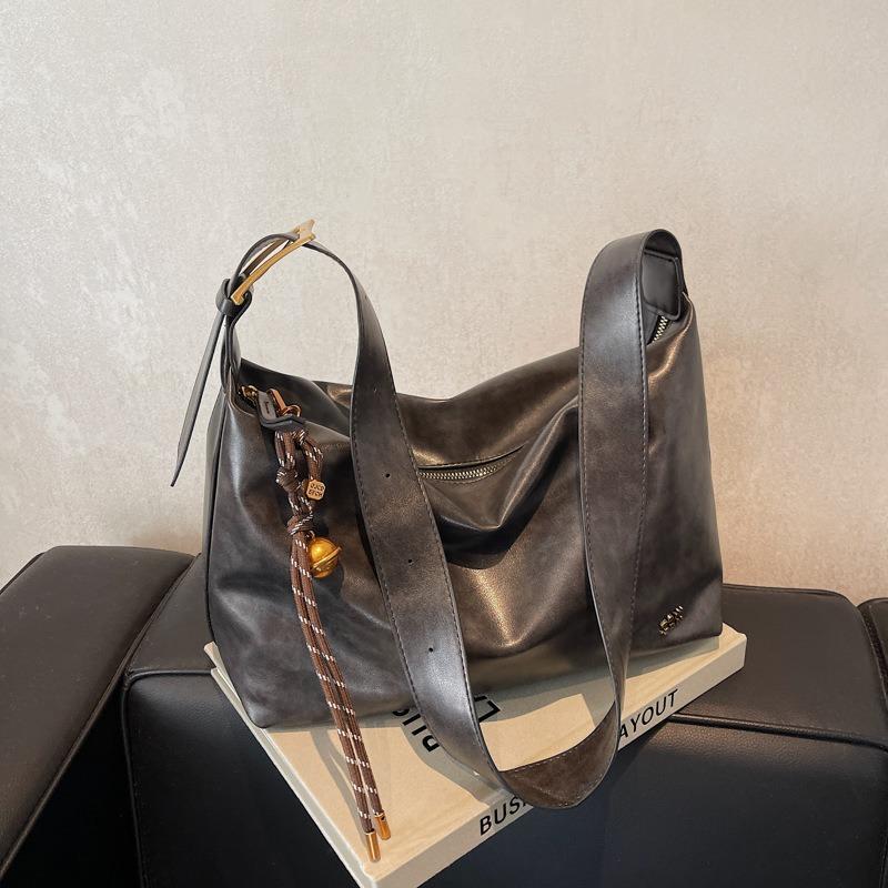 Large Capacity Bag Women's Autumn and Winter Retro New Versatile Shoulder Messenger Bag Popular Commuter Tote Bag