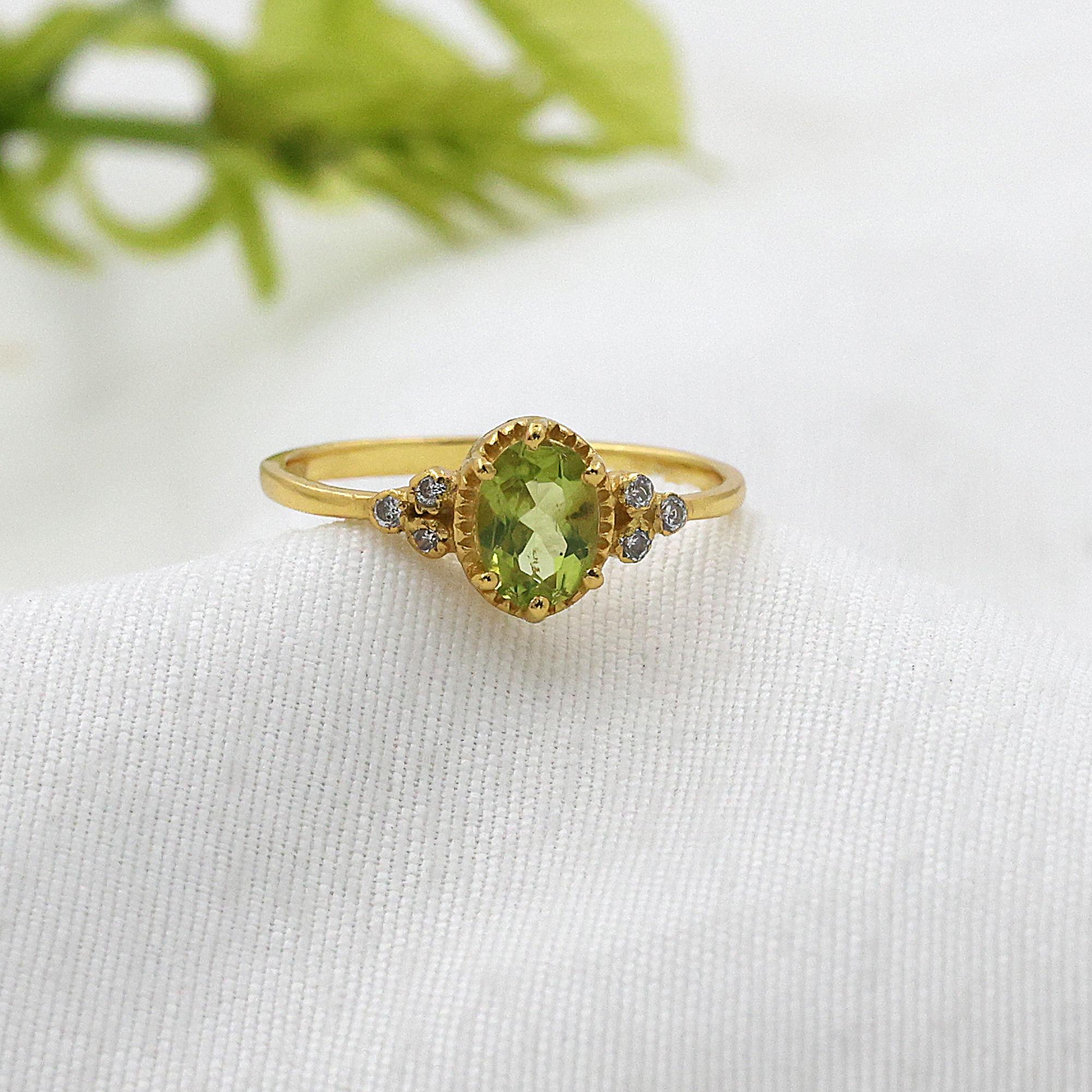 

Кільце з перидотом, Прикраса з каменем народження, Срібло 925 проби, Подарунок для неї, Делікатна жіноча прикраса, Кільце з позолотою 10 зелений