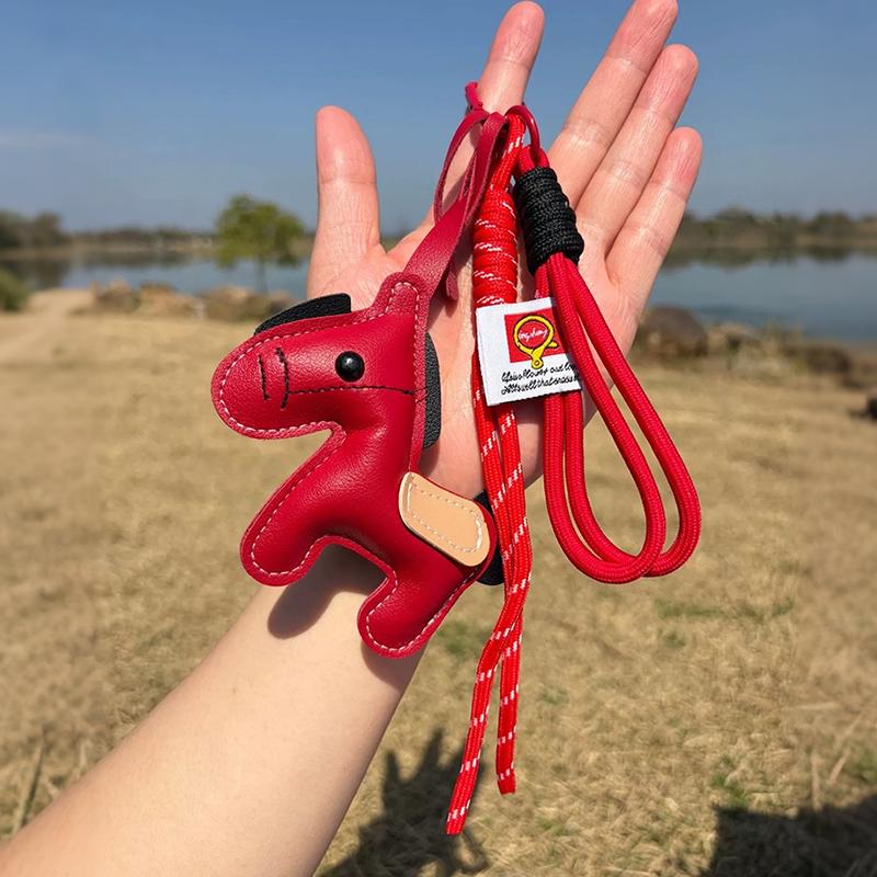 

Yogodlns Vintage Horse Bag Pendant PU Leather Horse Hanging Rope Rope Cartoon Design Decoration Accessories one size красный