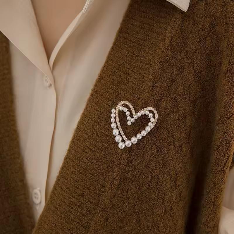 Exquisite Love Heart Brooches for Women Elegant Full Rhinestone Pearl Brooch Pins Sweater Cardigan Buckle Jewelry Gift
