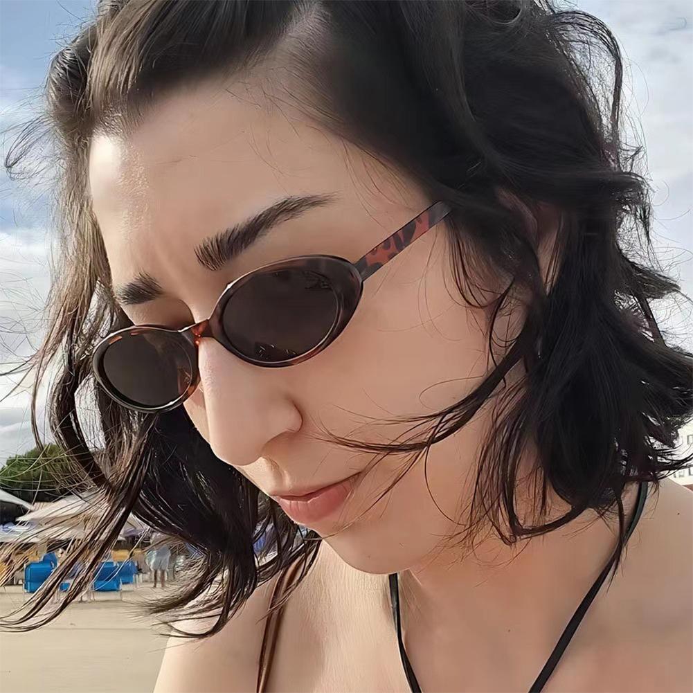 Lunettes de soleil ovales en gel pour femmes, petite monture, chic vintage, lunettes de soleil rétro translucides en forme de goutte d'eau pour tenues de plage
