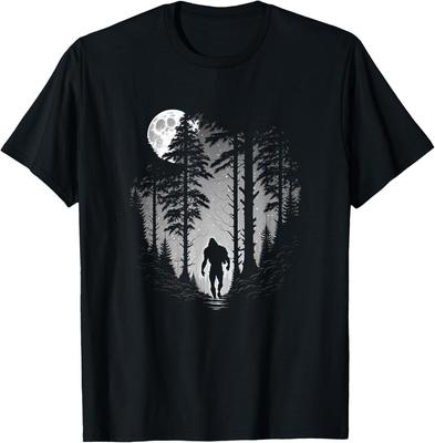 Bigfoot versteckt sich im Wald bei Nacht Mond Sterne   Sasquatch Geschenk Unisex T-Shirt