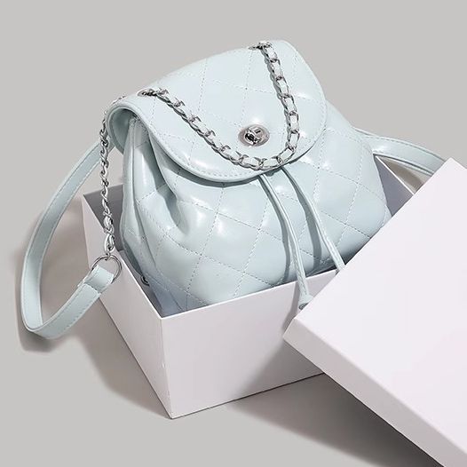 Korean niche backpack bag women's 2025 summer new Xiaoxiangfeng diamond chain portable backpack travel commuter bag