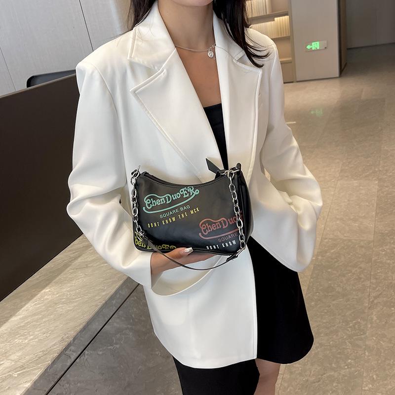 2023 Autumn Korean Style Girlish Heart Shoulder Bag: Niche Baguette Chain Design