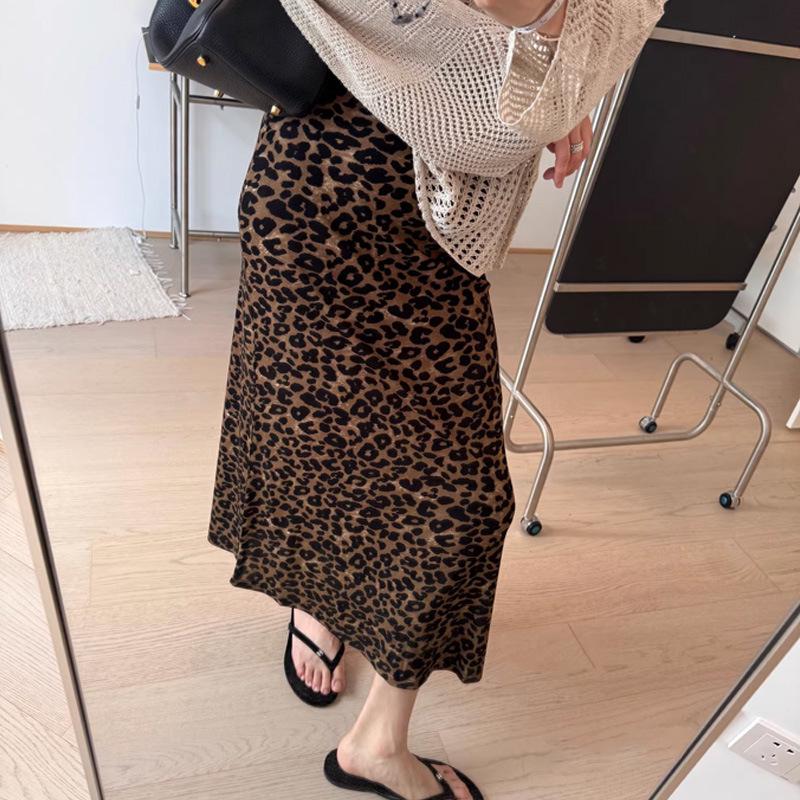 Autumn/Winter 2025 Retro Leopard Suede Fishtail Skirt - Slimming and Versatile Fashion Staple