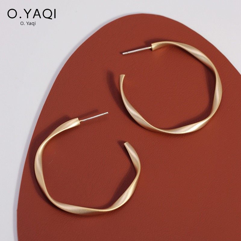Twisted Large Circle Integrated European and American Mosquito Coil Ear Clip Ear Piercing - Stud Earrings