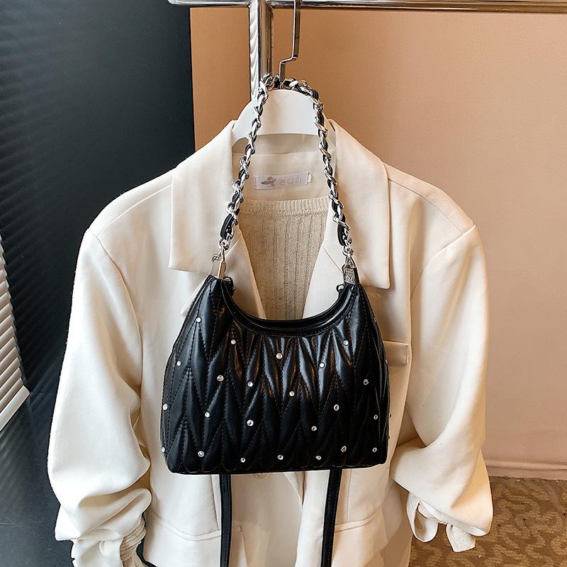 

Source Factory Fashion Hand Carry Folded Bag Women s 2025 New Popular Simple Rhombus Dumpling Bag 23*7*21 чёрный