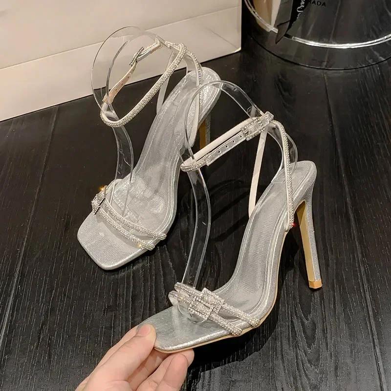 Seksualūs kalnų krištolai kulkšnies dirželio sagties sandalai moterims vasarai kvadratinio priekio atviri pirštai ploni aukšti kulnai banketui išleistuvių bateliai