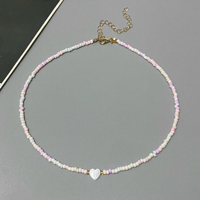 Nový přírodní mušlový choker náhrdelník s přívěskem srdce pro dívku jarní letní móda malý barevný náhrdelník ze skleněných korálků dárek pro přítelkyni