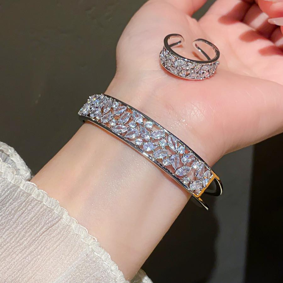Elegante Bracciale Geometrico a Doppio Strato con Placcatura Oro e Argento per Accessori Donna