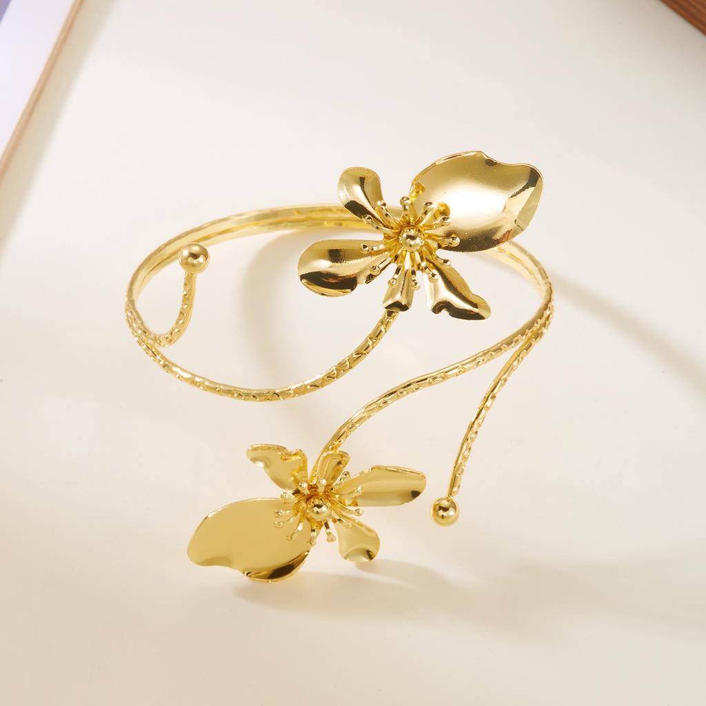Elegant Flower Upper Arm Cuff Bracelet for Women Gold Color Lily Open Armlet Aesthetic Bridal Wedding Jewelry Bridesmaid Gift