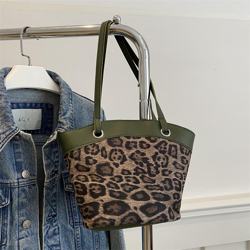 

Retro commuting large-capacity foreign-style handbag women s 2025 new autumn and winter shoulder bag work lazy bucket bag зелений