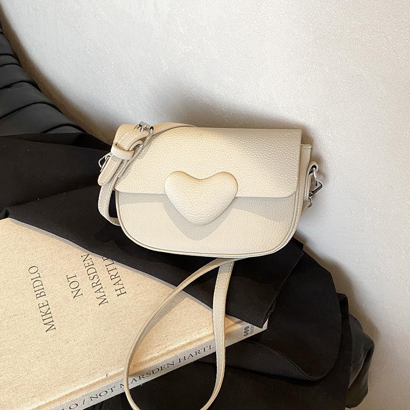 

Сладкое персиковое сердце маленькая сумка женская 2025 новая летняя бисерная текстура конфетный цвет сумка через плечо мессенджер сумка-седло