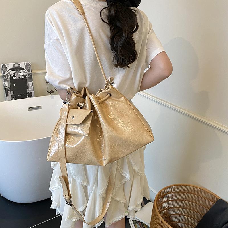 Premium bag 2025 new fashion versatile super fire shoulder bag large capacity commuter messenger bucket tote bag