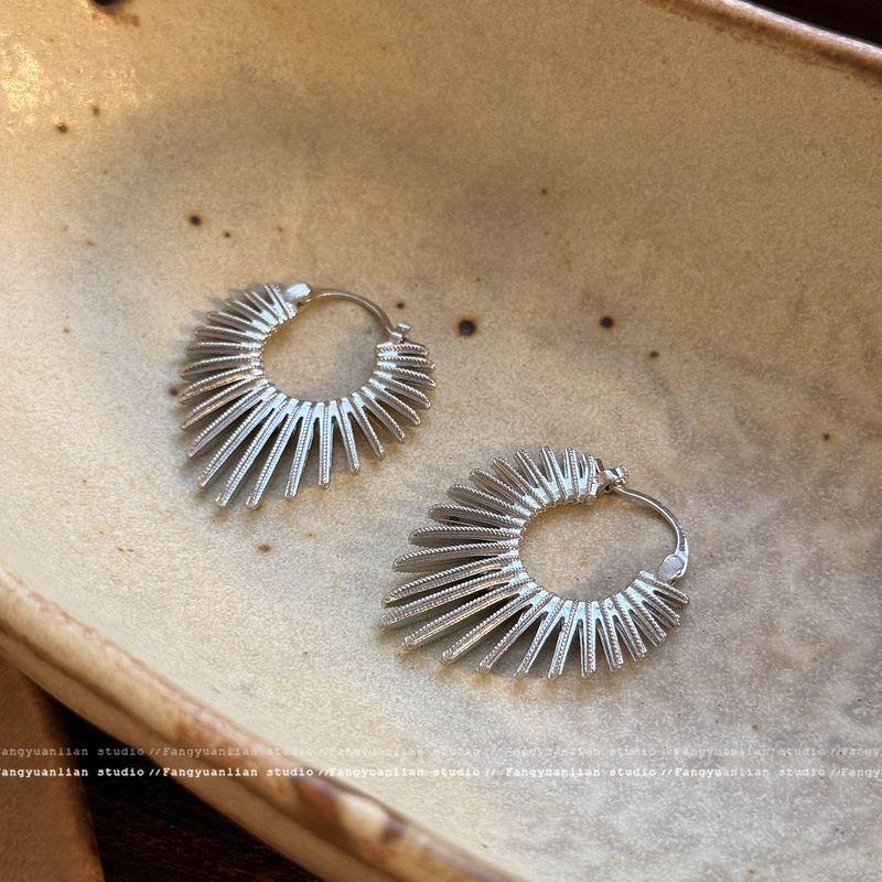 European and American Style Retro Metal Sunflower Earrings for Women 2026 New Niche Minimalist Style Hoop Earrings Exaggerated Ear Accessories