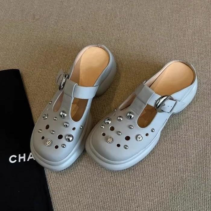 Новые полушлепанцы с толстой подошвой и закрытым носком женские уличные тапочки с заклепками и перфорацией ленивые тапочки-мюли на один шаг 35 4980₽