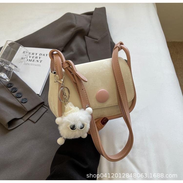 

Корейская версия сумки-мессенджера в иностранном стиле, маленькая сумка для通勤, женская, 2025, новый нишевый дизайн, популярная сумка через плечо бежевый