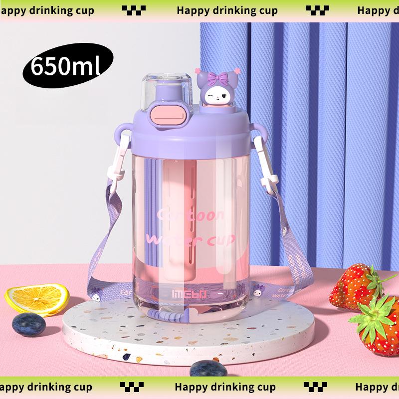 

Креативная кукла Двойная питьевая фруктовая чайная чашка Независинный чайный склад Прямая питьевая соломинка Двухцелевой стакан для воды Ремешок через плечо Пластиковая чашка 650ml