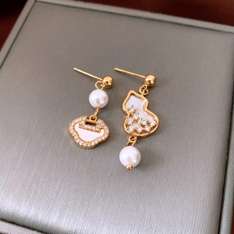 Silver Needle Multi-layer Letter Twill Zircon Pearl Earrings Medieval Vintage Light Luxury Stud Earrings Versatile Earrings