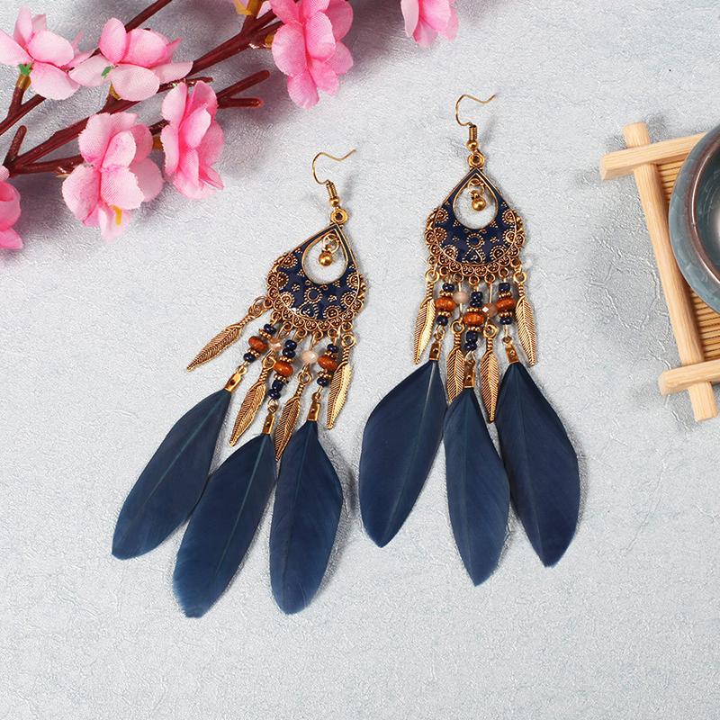Modische Bohème-Ohrringe mit langen Federn für Damen, Ethnische Vintage-Blattperlen, Ohrringe aus Metall in Goldfarbe, Schmuck für Urlaubs- und Party-Anlässe
