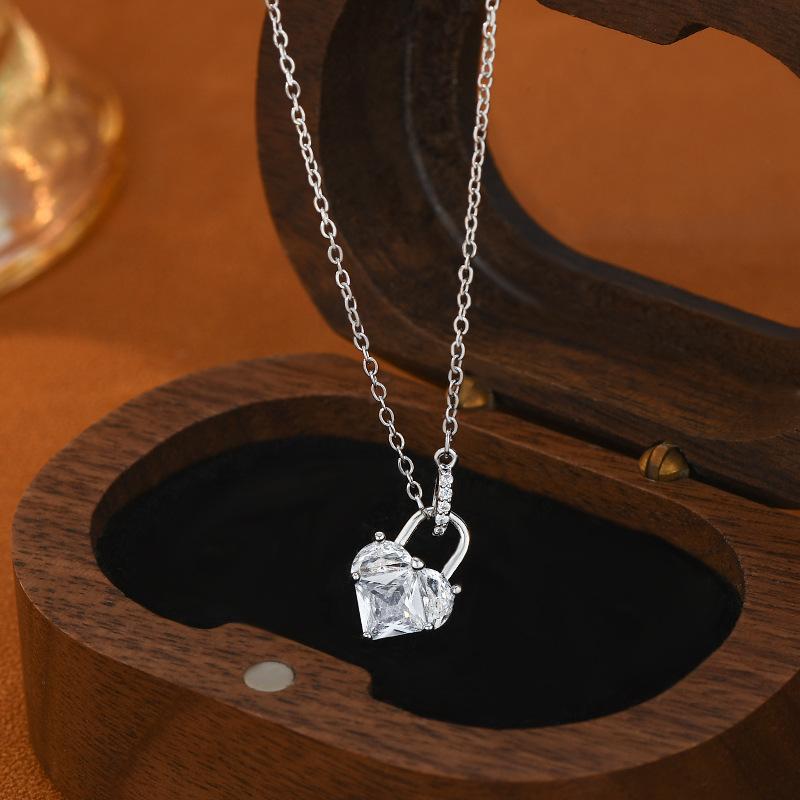 Necklaces Zircon Temperament Collarbone Chain Love Pendant for Women Charms Fashion Vintage Pendant Jewelry Popular Accessories