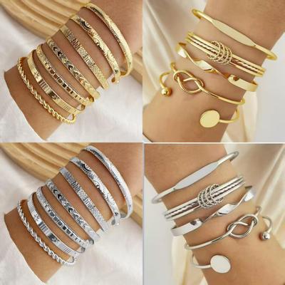 Set di bracciali vintage multistrato regolabili in metallo