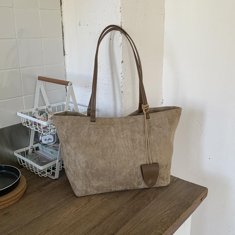 Tote bag women's large capacity 2025 new autumn and winter versatile casual matte retro shoulder underarm work commuter bag