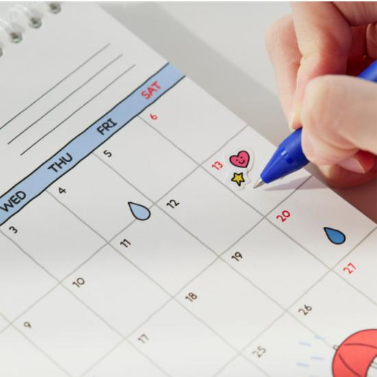 BT21 2026 Stolní kalendář s bonusovým arch samolepek – Oficiální K-pop postavička stojící plánovač